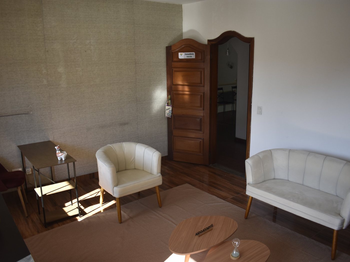 Sala de espera da Clínica Viva, com acesso ao consultório