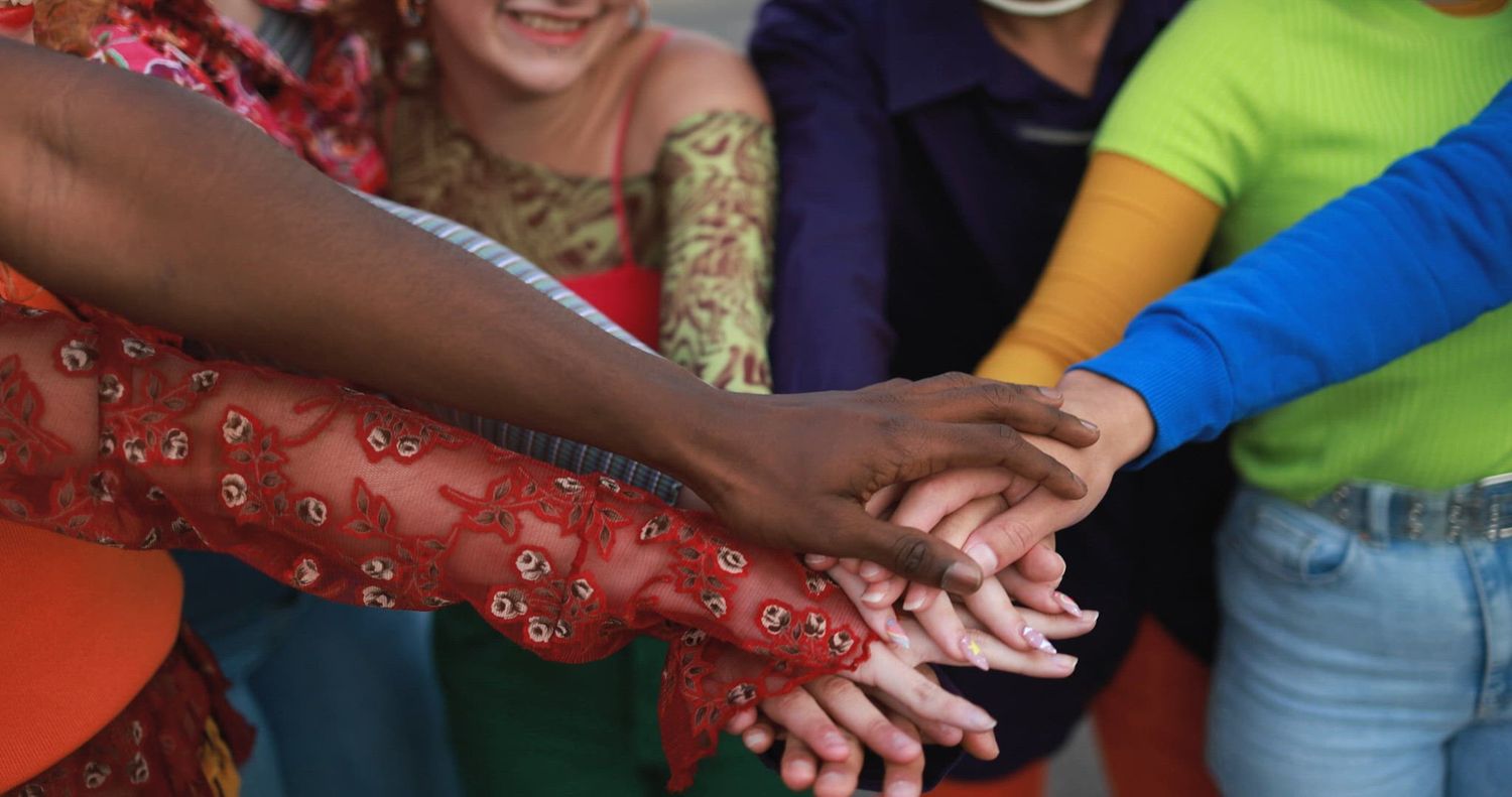 Mãos de pessoas diversas unidas